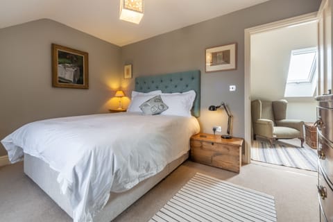 Kitty Coot, Burnham Overy Staithe: Master bedroom with king-size bed