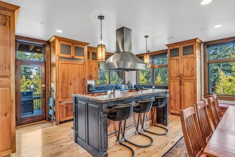 Main House Breakfast Bar