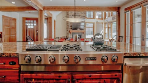 Gas Range in Chef's Kitchen