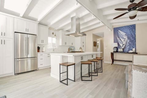 Kitchen & island seating