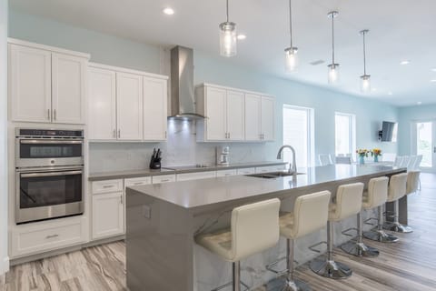 Massive center island with seating for 6 people.