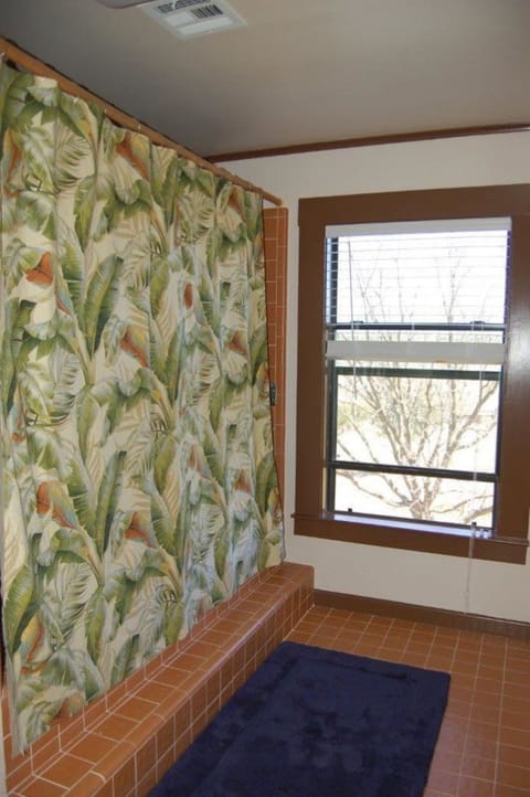 Veranda Suite Bathtub-Shower.