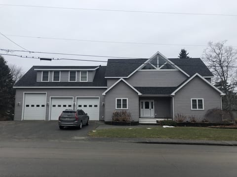 This house is full of light! All bedrooms have AC! Surrounded by hiking trails. 