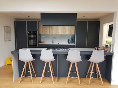 Kitchen and Breakfast bar