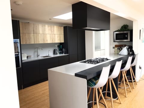 Kitchen and Breakfast Bar