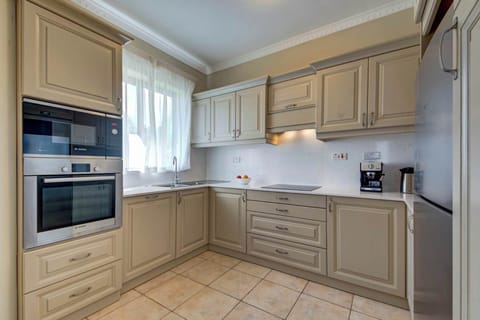 This lavish retreat comes with a fully equipped kitchen featuring stainless steel appliances.