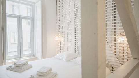 Immerse yourself in the natural light and the soft tones of this cozy bedroom.
#naturallight #comfort #portugal #pt #lisbon