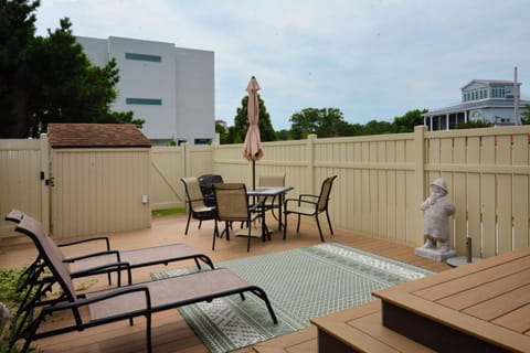 Wonderful back deck to enjoy sunbathing and a gas grill for bbq's!