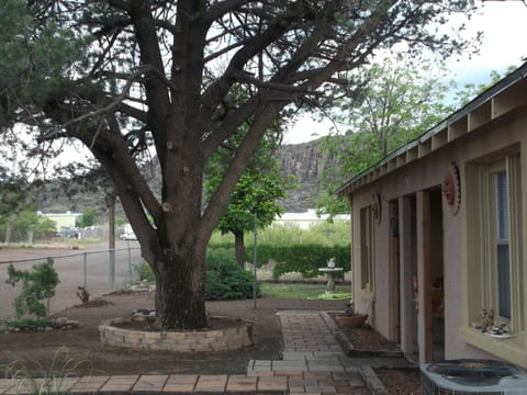 Comfy 4 bdr. Adobe, 3 blks from Fort & walking distance to downtown area, views.