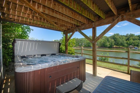 Welcome to Cove Lane! Hot tub to be enjoyed year round!