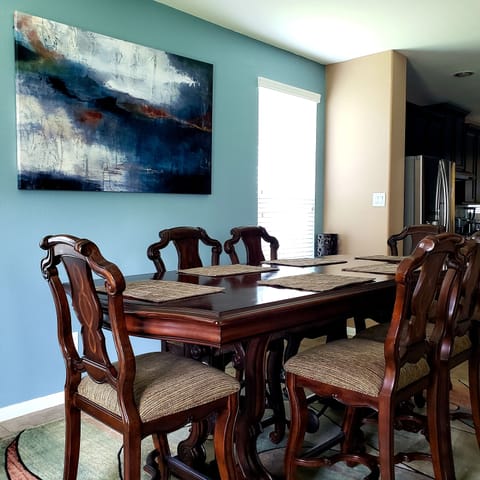 Breakfast area seats 6