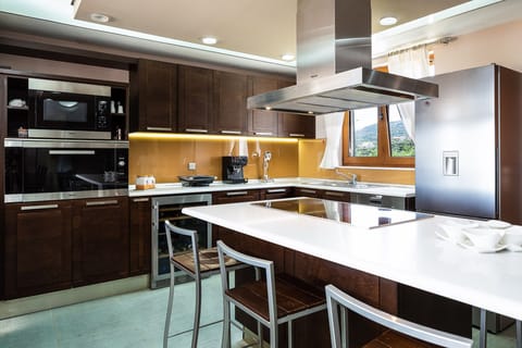 Branded electrical appliances are available in the fully equipped kitchen