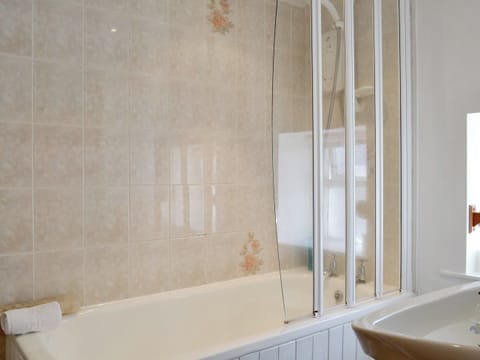 Bathroom with shower over bath | Causey View, Keswick