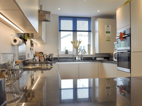 Well equipped kitchen | The Light House, Fowey