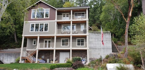 Three stories. Parking and main entrance on the mid level. Balconies every floor