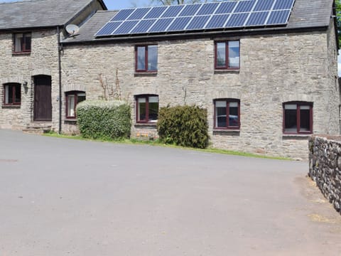 Lovely holiday home with ample parking | Mountain View - Cefncoedbach Farm, Sarnau, near Brecon