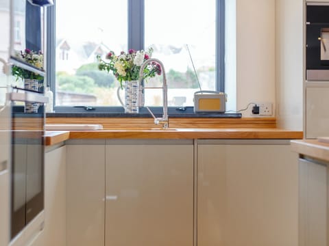 Well-equipped fitted kitchen | Wrens Perch, Brixham