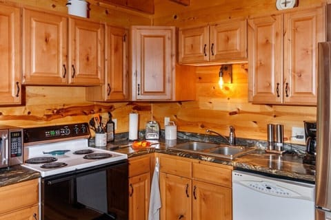 Full kitchen, dishwasher, and stove