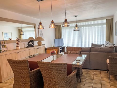 Table, Property, Couch, Furniture, Building, Picture Frame, Wood, Interior Design, Curtain, Floor