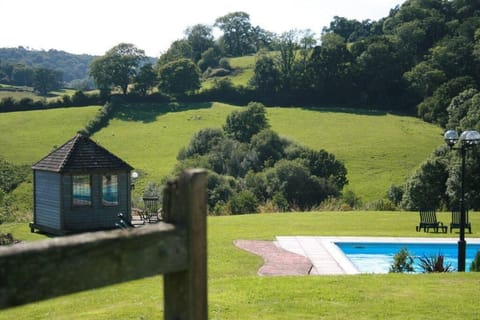 Country views and comfortable gardens 