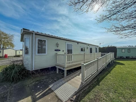 Explore the vibrant attractions of Fantasy Island Skegness while enjoying a relaxing stay at a wheelchair-adapted caravan with decking at Southview Holiday Park.