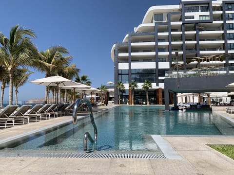 This adult pool has a swim up bar. 
