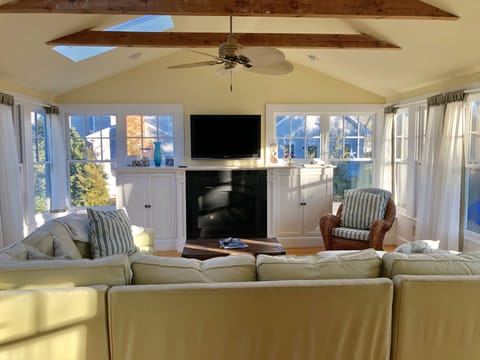 sunroom with cable TV