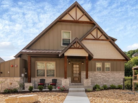 Your beautiful home away from home in Branson!  New retreat in Chateau Cove.