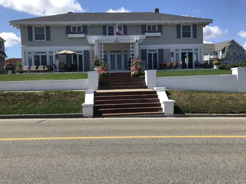 Welcome to 293 Grand Ave in the Heights!