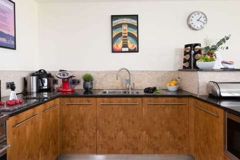 Kettle, toaster, coffee maker in kitchen - 5 The Vista