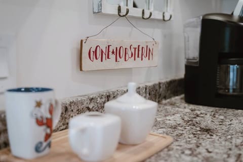 BSMT: microwave, toaster, fridge, DW, coffee maker & blender for your game night or private coffee