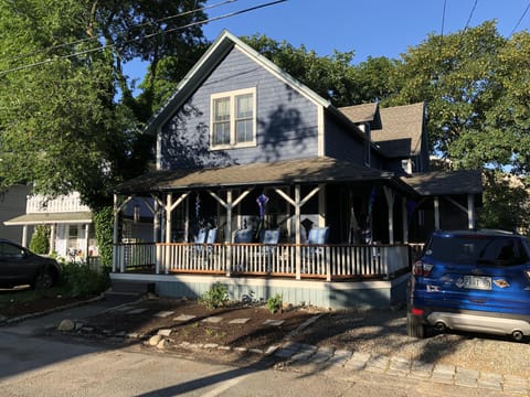 Charming air conditioned cottage has been renovated from top to bottom 