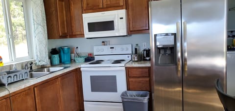 full kitchen, no dishwasher