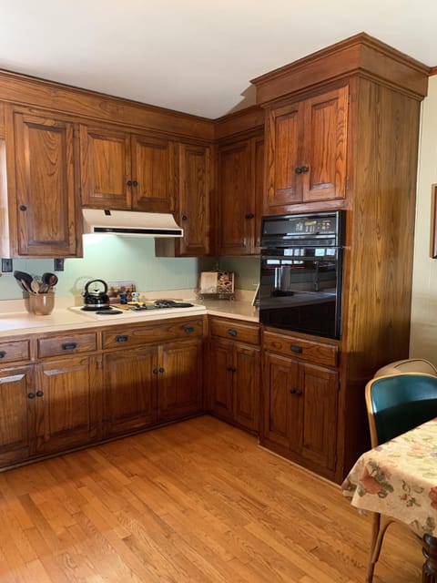 Well stocked cookware items.