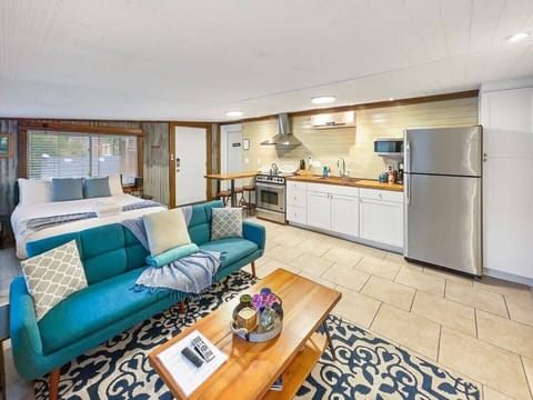 Queen Bed, Full Kitchen and futon