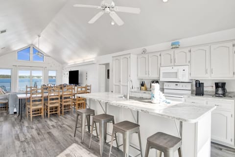 A Lazy Lagoon has 4 bedrooms and 2 bathrooms