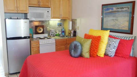 Brand new fresh Bedding, Linens, Pillows & Towels accent this wonderful studio.
