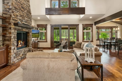 Sunnyside Lodge - Fantastic great room that flows to the outdoor living space.