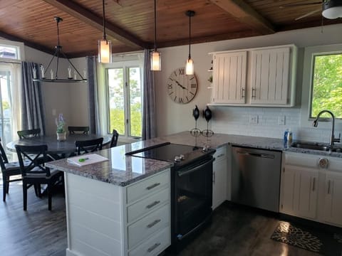 Granite countertops, new appliances & dishwasher 