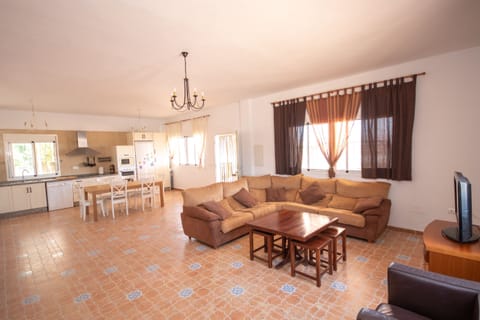 Enjoy the dining room of this Villa in Cártama