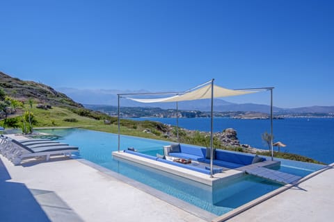 Shilling area inside the pool.