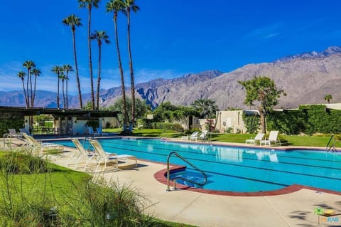 Huge, heated lap-pool with unparalleled views of the San Jacinto Mountains.