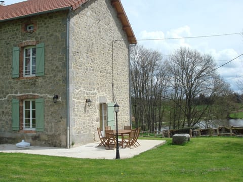 Maison du Domaine facing the lake