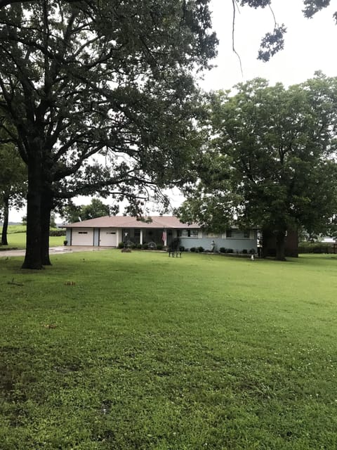 Front view of Tenkiller Bluff House