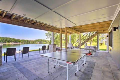 Up to 16 guests can enjoy the like life and modern amenities.