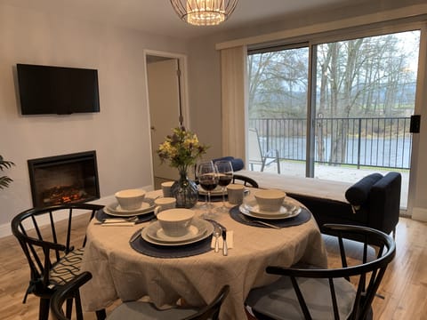 Enjoy meals and river views at the same time