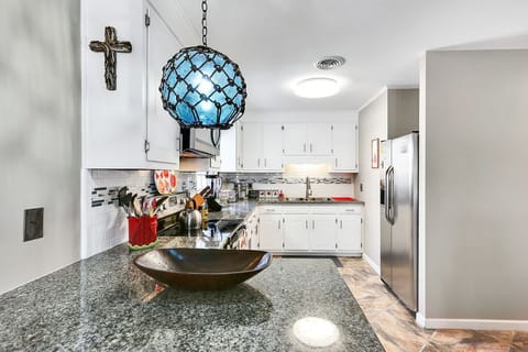 Breakfast Bar and Prep Area