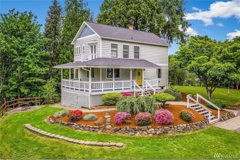 Charming Chic Farmhouse 