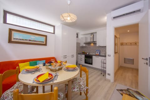 Equipped kitchen and dining table