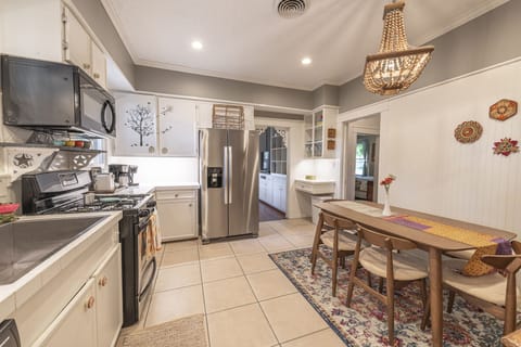 Side by side Refrigerator & Freezer with ice maker.